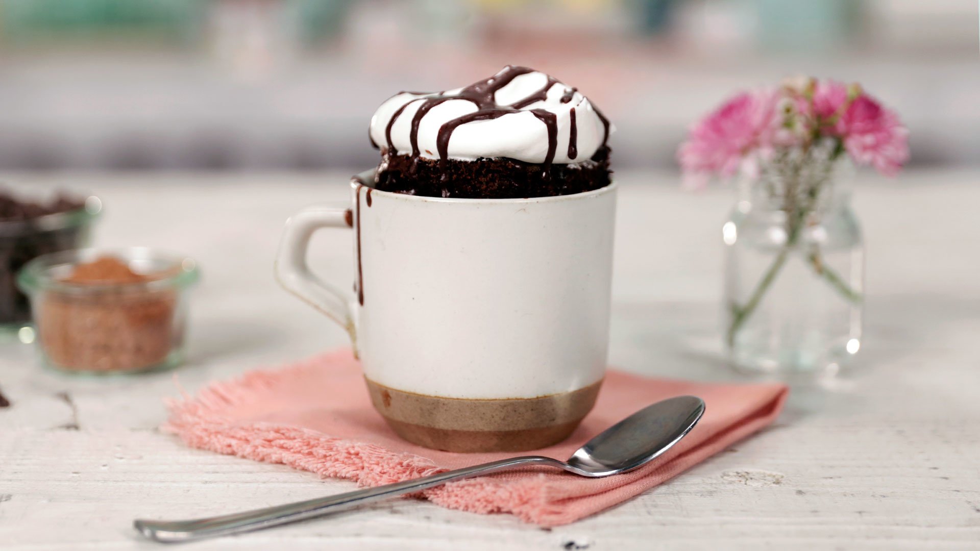 کیک فنجانی شکلاتی با ماکروفر