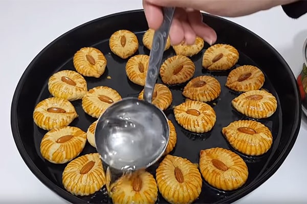 طرز تهیه و دستور پخت شیرینی تاتلی شانه ای روگازی