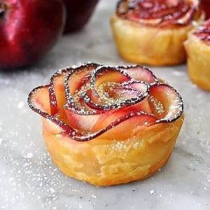 طرز تهیه شیرینی گل رز با سیب