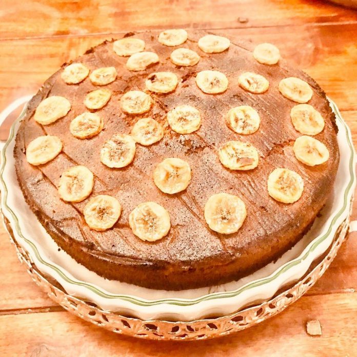 طرز تهیه و دستور پخت کیک موز و گردو بدون نیاز به فر