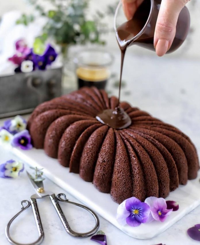 طرز تهیه کیک شکلاتی بدون فر با فراستینگ شکلاتی