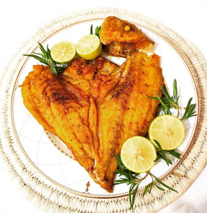 ماهی سرخ شده با سیر و لیمو